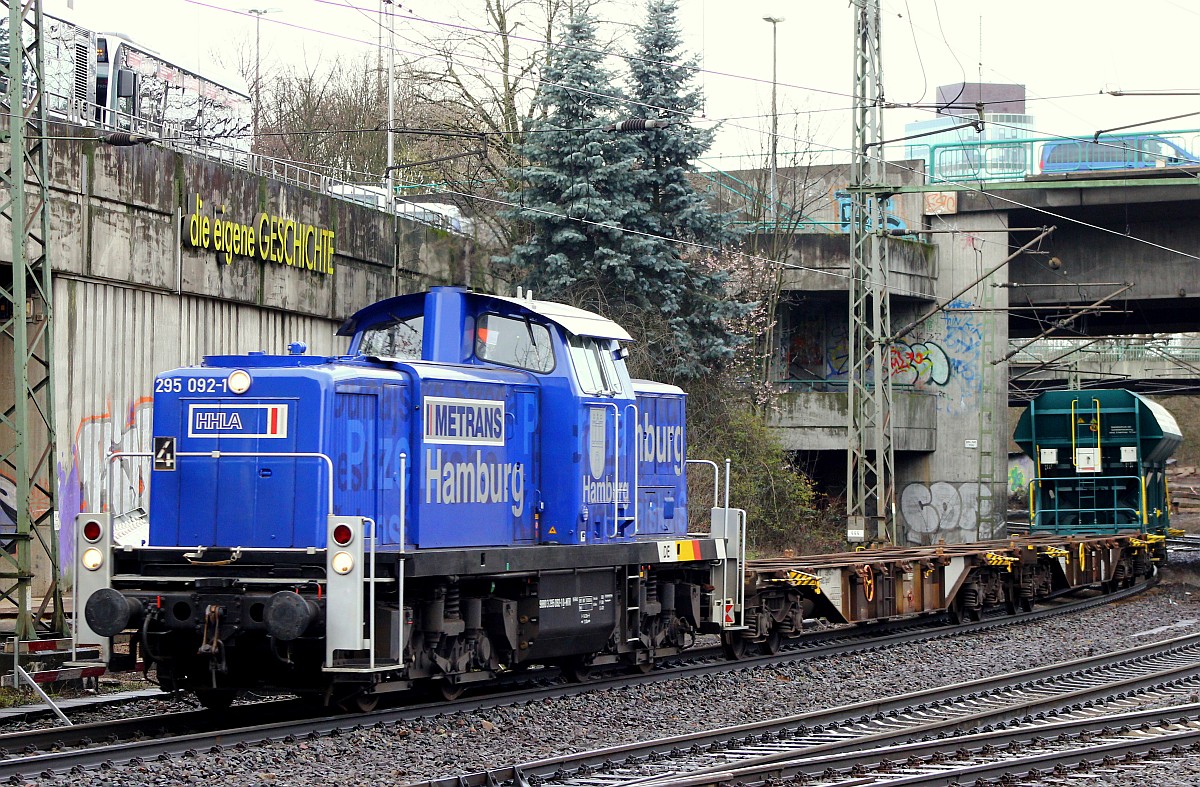 HHLA/Metrans 295 092-1 dieselt hier mit einem kurzen Schadwagenzug durch HH-Harburg wo der Zug später im alten Gbf Bereich abgestellt wurde. 01.04.2015