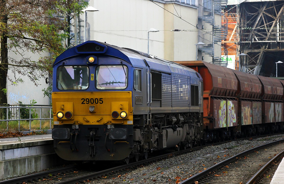 HHPI 29005/1266 029-8 dieselt hier lautstark mit einem langen Kohlezug durch den Bremer Hauptbahnhof. 20.11.2015