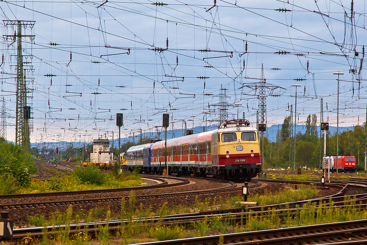 
Hier als Nachschuß, wo nun der gesamte Zug zu sehen ist: 
In einer ungewöhnlichen Zusammenstellung fährt ein Personenzug der TRI Train Rental GmbH mit einem Wittenberger Steuerwagen voraus am 04.09.2020 durch Koblenz-Lützel in Richtung Köln. 

Die Zugbildung war hier im Einzelnen: Wittenberger Steuerwagen, ein n-Wagen, die Lok 145 088-1  Stefanie , vier weitere rote n-Wagen und als Schlußläufer die E10 1309 (113 309-9).
