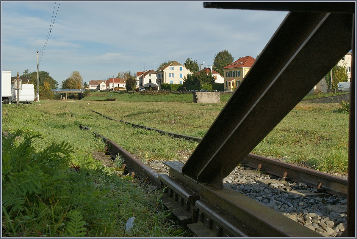 Hier am Prellbock in Delle endet (vorerst) die Welt der Eisenbahn und man kann sich kaum vorstellen, dass hier bald wieder Züge fahren werden... 

18. Okt. 2012 