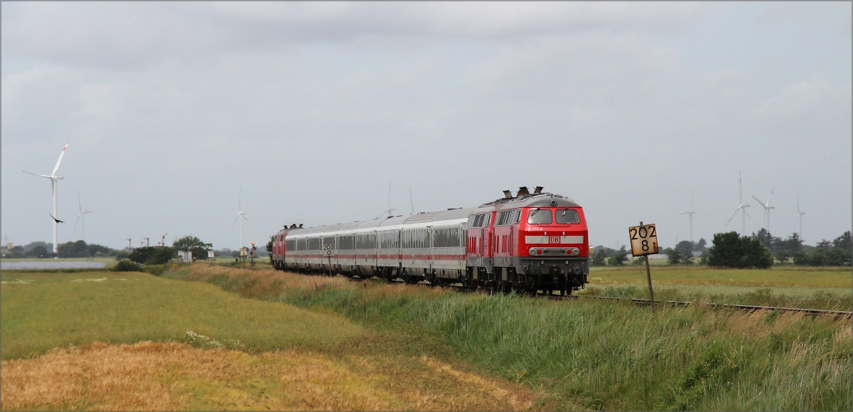 Hier die bereits schon erwähnten 218 379 und 218 832 in Richtung Westerland am Zugschluss des IC 2314. (28.06.20 am Bü Triangel)