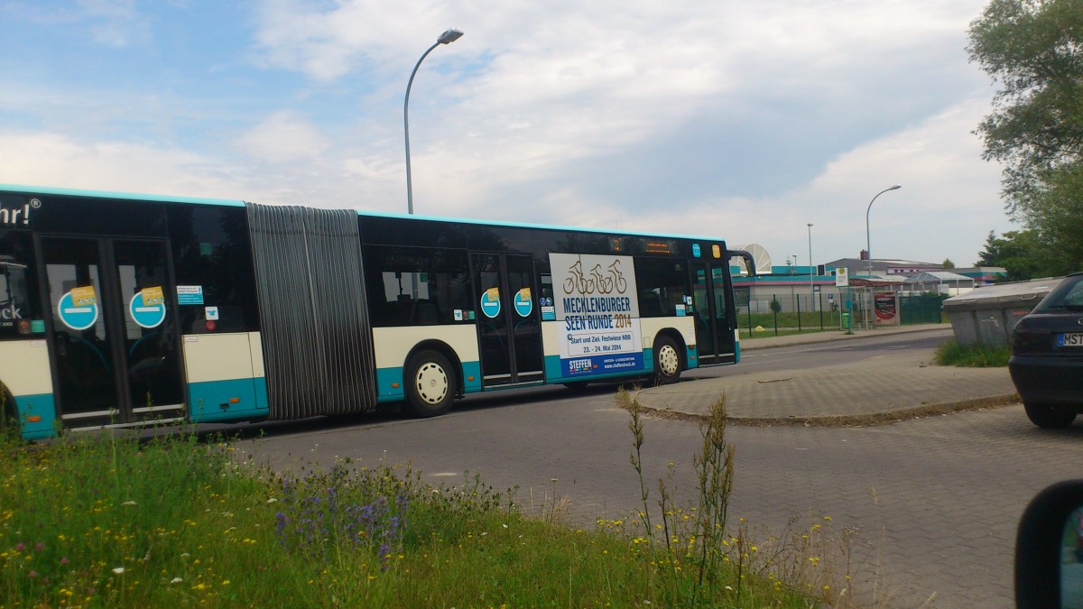 hier der Citaro 2 NB SW 585 mit seiner etwas älteren Werbung die er diese Jahr hatte....hier ist die Werbung für die Mecklenburger Seenrunde 2014 