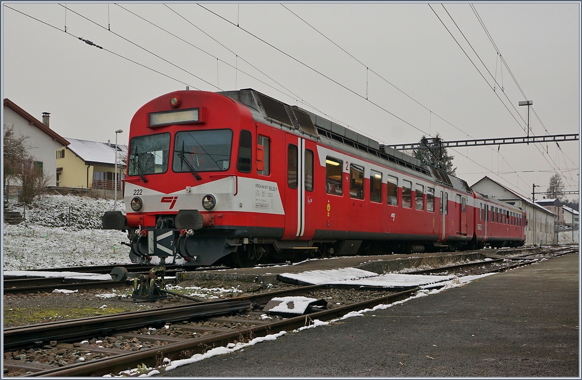 Hier endet oder beginnt, je nach Standpunkt die Eisenbahn in der Schweiz: Bonfol. Doch dem war nicht immer so:
 Früher ging die Strecke weiter Dannemaire in Frankreich. Die Strecke nach Pfetterhouse - Dannemaire, dessen Konzession der Kaiser Wilhelm im Juni 1904 unterschrieb, wurde im Okt 1910 eröffnet und 1965 von der SNCF stillgelegt.

Im Bahnhof waretet der CJ Pendelzug mit dem noch als Bt 50 85 80-35 922-4 bezeichneten ABt und dem RBDe 4/4 I mit der Bezeichnung RBDe 94 85 7 566 222-6 auf die Rückfahrt nach Porrentruy.

 11. Jan. 2019