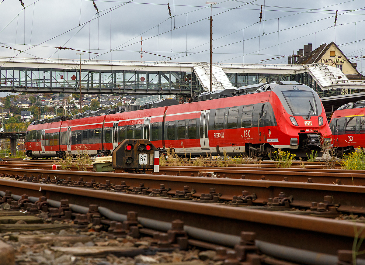 
Hier geht es weniger um den Bombardier Talent 2 - 442 261, sondern um das niedrigstehende Lichtsignal ( Schotterzwerg ), hier mit dem Signalbild Sh 0 (Hp 0) – „Halt! Fahrverbot“, hier am 05.10.2020 im Hbf Siegen. 
Dieser Signalbegriff ist eigentlich kein Schutzsignal mehr, wird aber auch an Sperrsignal benutzt, da es sich um einen absoluten Haltbegriff (für Zug- und Rangierfahrten) handelt. 

Wären die zwei (weißen) diagonalen Lichter an und die roten lichter aus, so würde es das Signal Sh 1 – „Fahrverbot aufgehoben.“ bzw. Ra 12 – Rangierfahrtsignal – „Rangierfahrt erlaubt“ (DS 301 bzw. DV 301) zeigen.