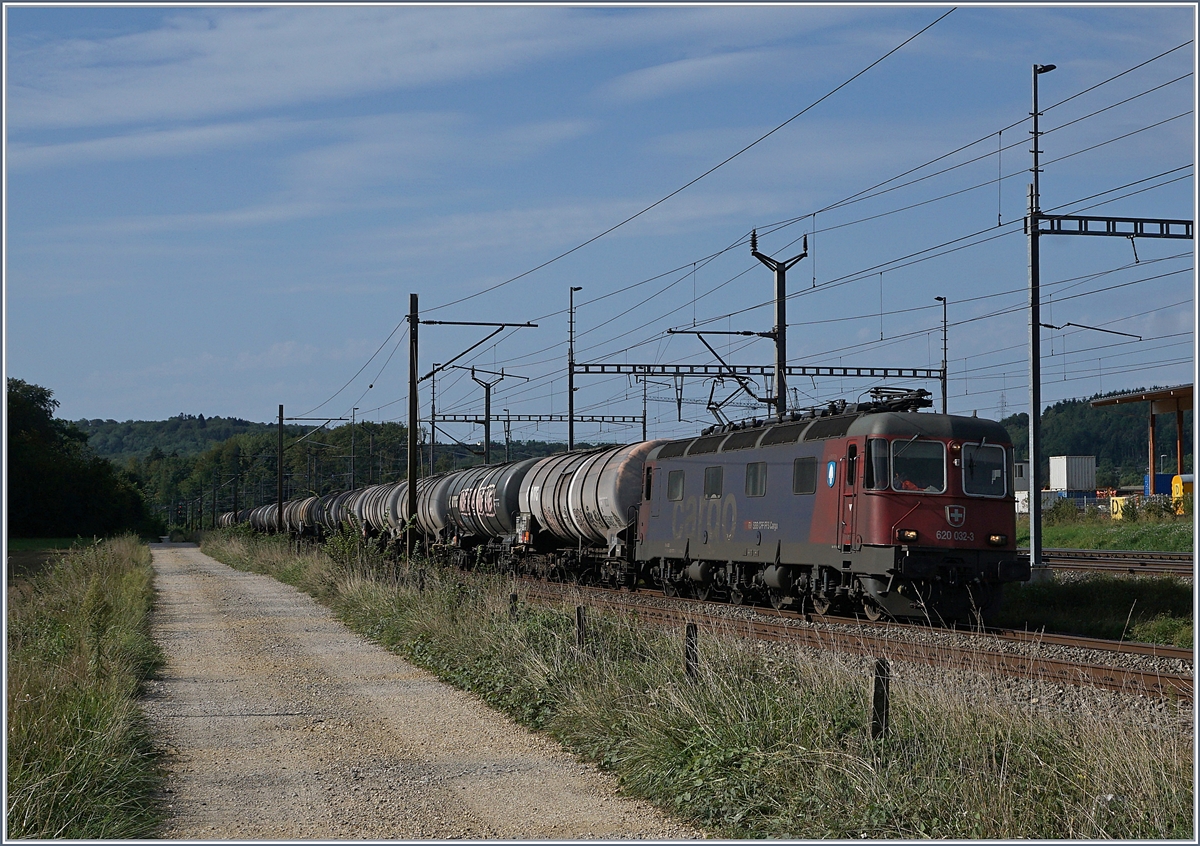 Hier handelt es sich, soweit erkennbar um die SBB CARGO Re 620 032-3, welche mit einem Güterzug in Vufflens la Ville Richtung Yverdon fährt.
29. August 2018