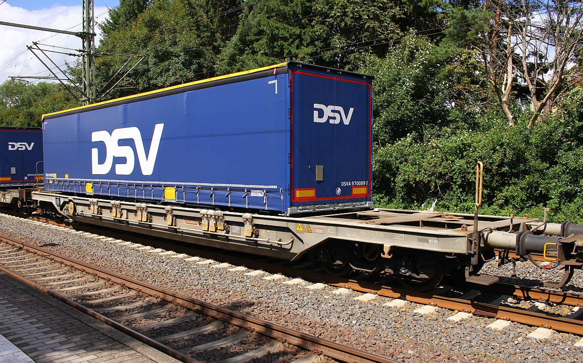 Hier mal 5 Varianten zur Beförderung von Sattelaufliegern(KLV) Variante 2: Flachwagen mit Drehgestellen in Sonderbauart Gattung Sdgnss eingestellt bei dem EVU HUPAC in der Schweiz(33 85 4506 144-6). Schleswig 06.08.2017