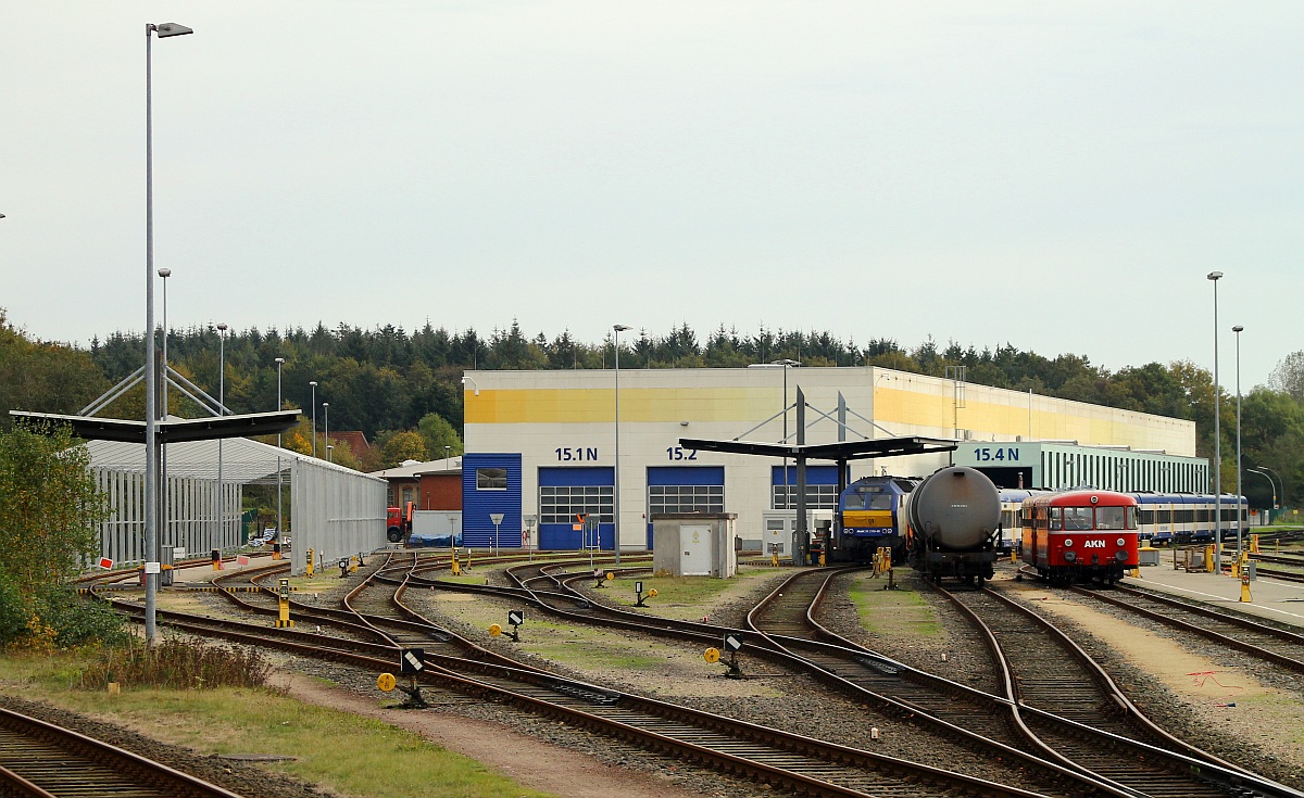 Hier mal der Blick auf das NOB Bw Husum mit der auf der linken Seite neu entstehenden Halle sowie einer abgestellten MaK DE 2700 zweier Tankwagen zweier Köf's und dem AKN Sonderzug. Husum 19.10.2013