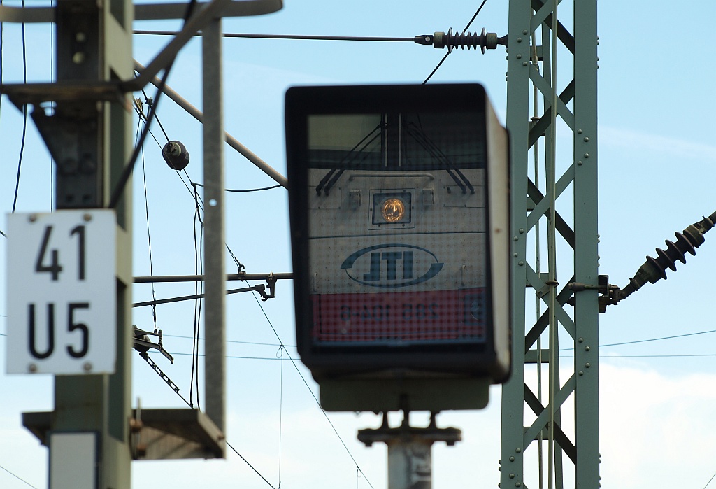 Hier mal der etwas andere Blick auf die ITL 285 104-6. Hamburg 01.06.2011