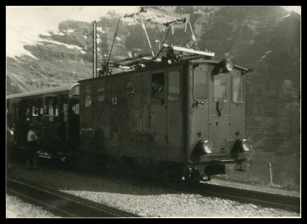 Hier noch ein Nachschuss auf die Lok 52 (1909) im Sommer 1961, noch mit dem ursprünglichen ausrollbaren Pantographen. Wengernalp. 