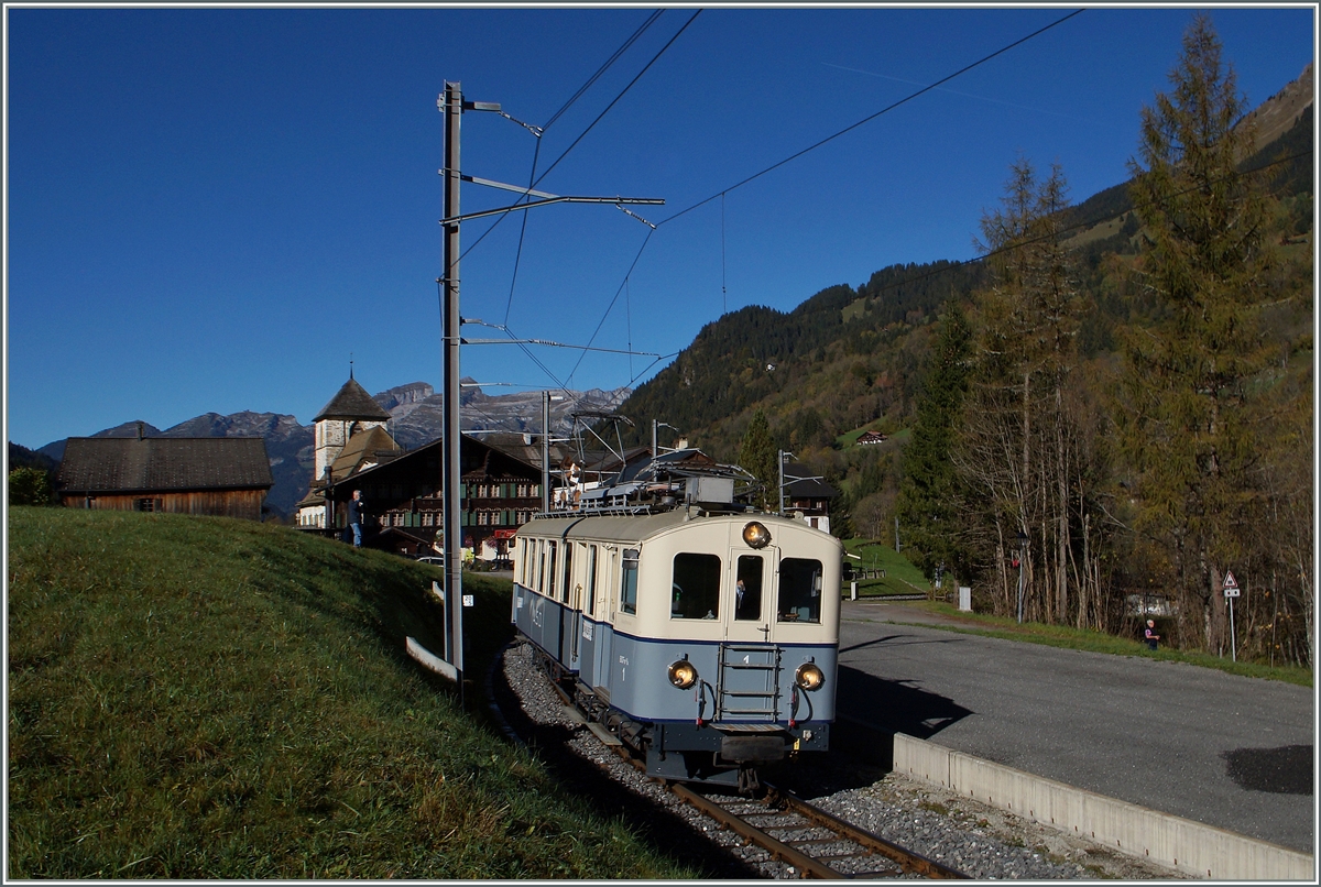 Hier noch einmal der ASD BDe 4/4 N° 1, Baujahr 1913, mit einen Extrazug bei Vers l'?EGligse auf dem Weg nach Les Diablerets. 

18. Okt. 2014