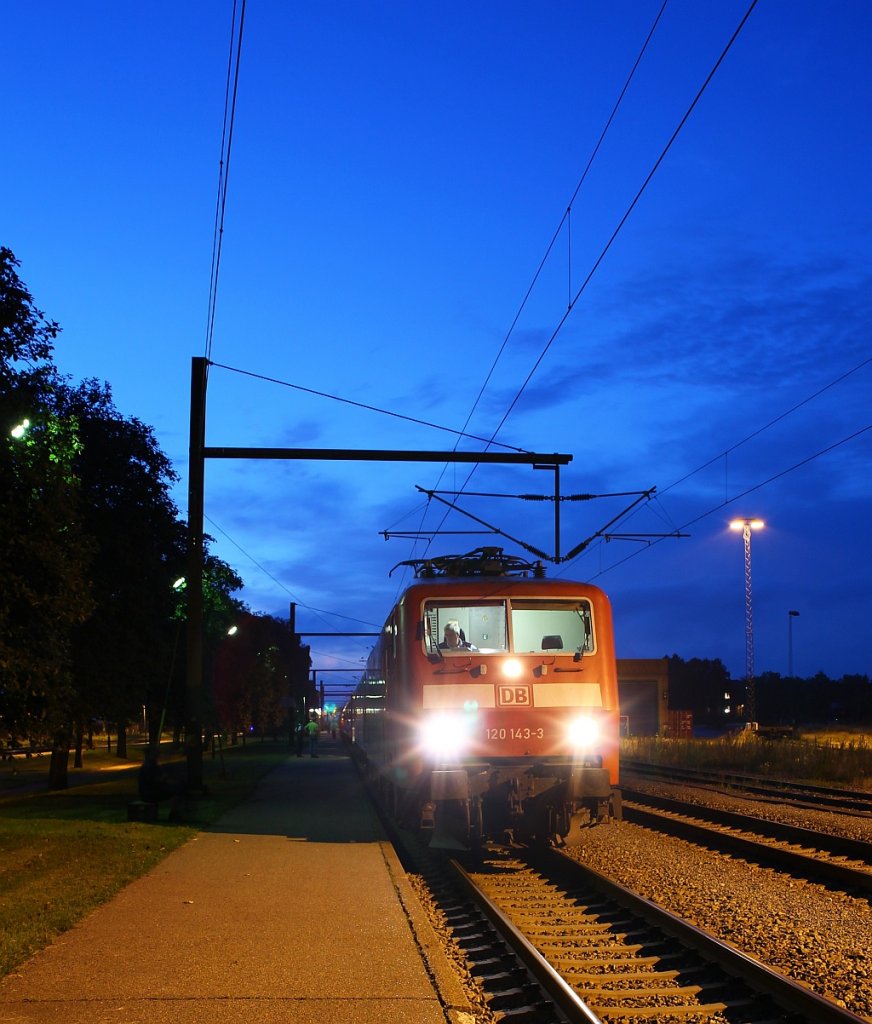 Hier nochmal eine Aufnahme der 120 143-3 kurz vor der Abfahrt aus Padborg mit dem CNL 473 nach Basel. 02.08.12