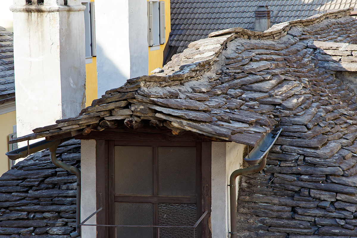 Hier nochmal im Detail, eine Steindachdeckung in Domodossola. Blick von unserem Hotelzimmer-Balkon hier am 07.09.2021.