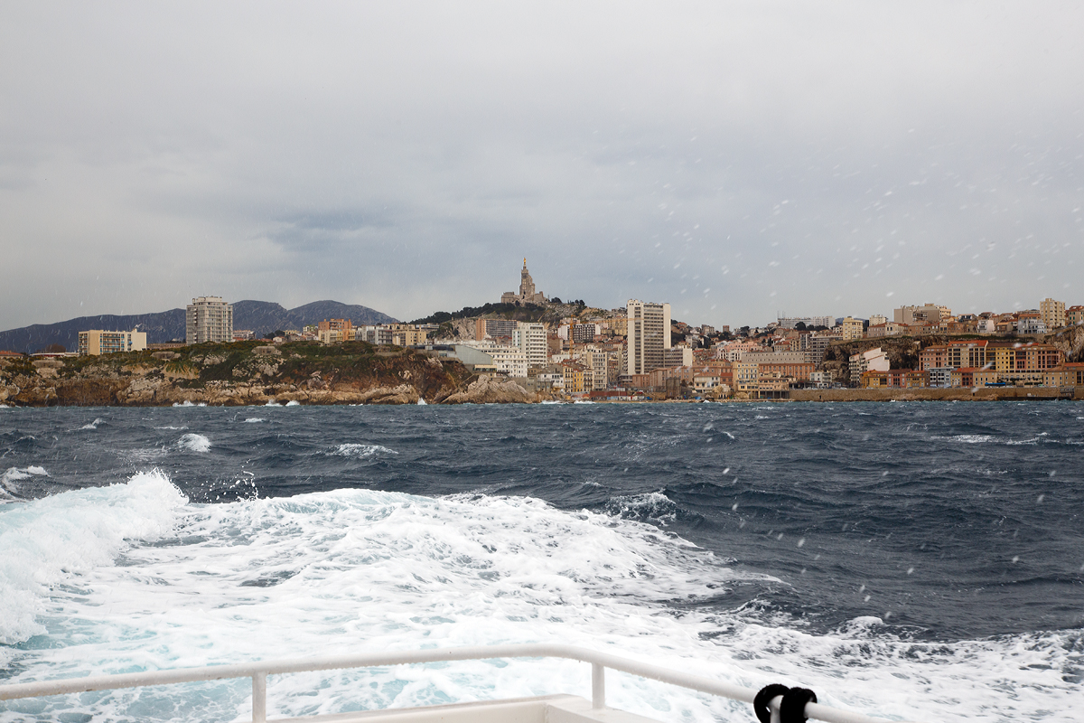 
Hier ist nun der Blick auf Marseille frei, oben auf dem Berg (der höchsten Erhebung von Marseille) kann man sehr gut die Wallfahrtskirche Notre-Dame de la Garde erkennen....
Auf unserer Fahrt am 25.03.2015 zu den Frioul-Inseln. 