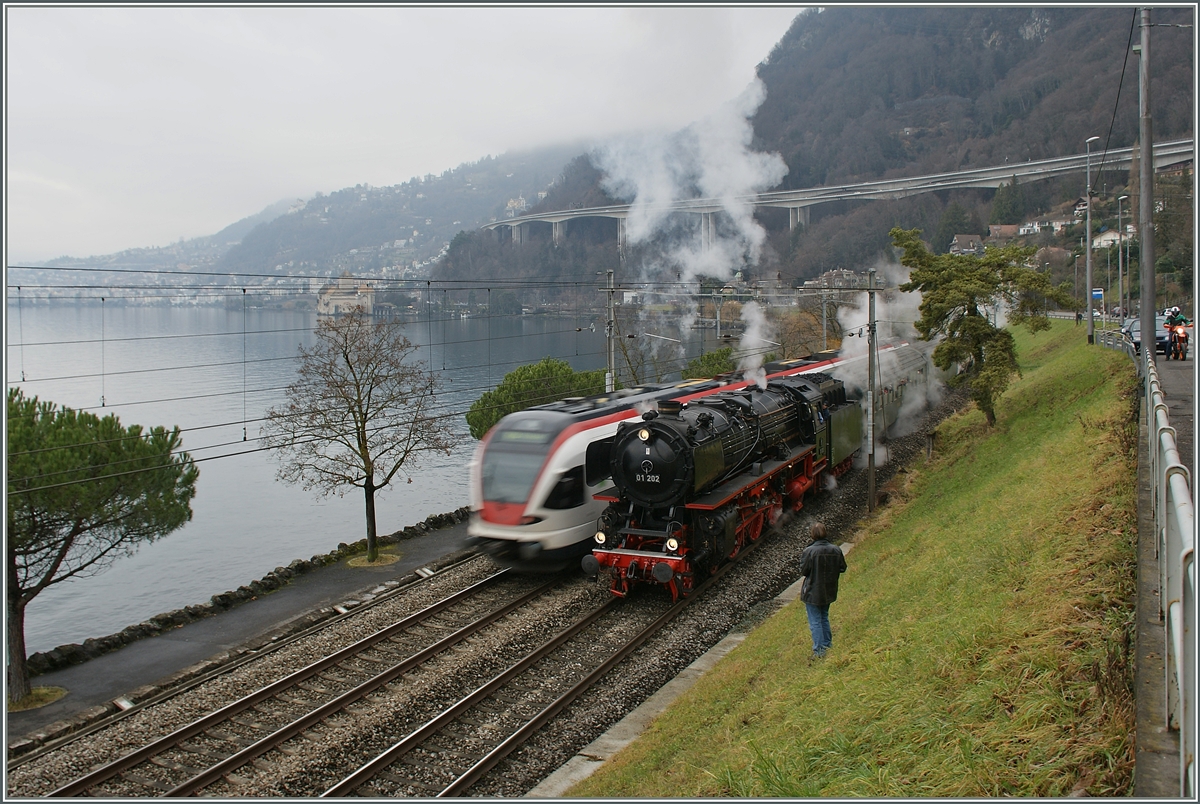 Hier das Originalbild mit störendem  Beiwerk ...
Die 01 202 mit dem Alpine Steam Express beim Signalhalt bei Villeneuve. 
18. Jan. 2014