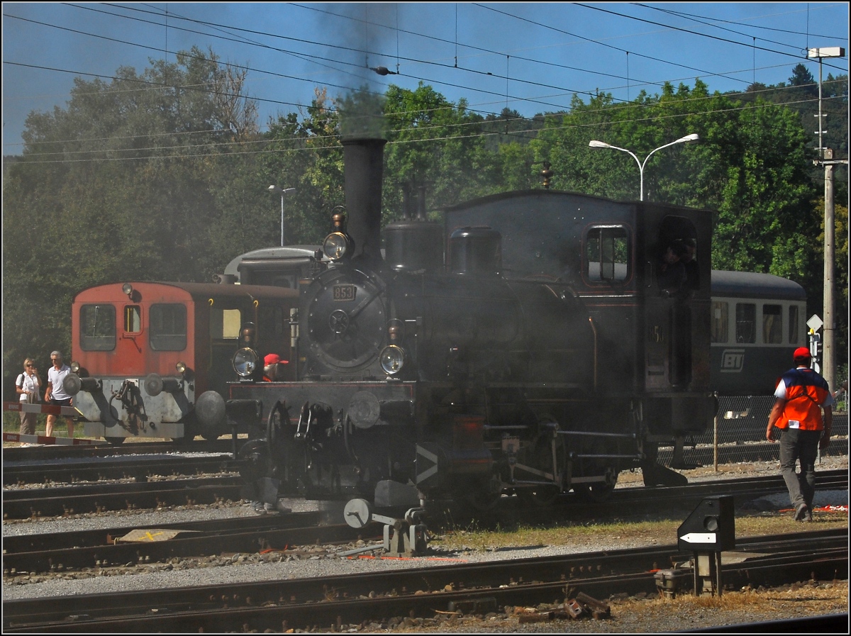 Hier rangiert E 3/3 853 der Jura-Simplon Bahn. In den Rauchschwaden die überall durch den Bahnhof Koblenz zogen war sie kaum noch zu sehen. Sommer 2009.