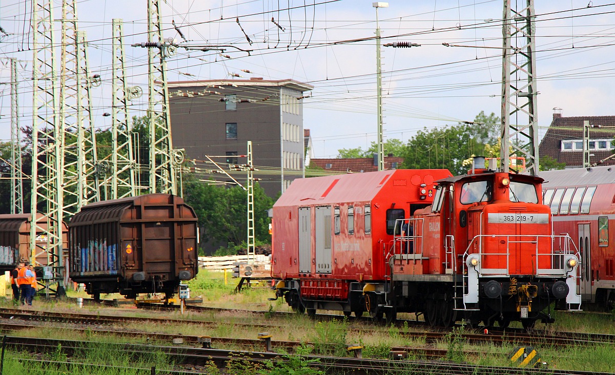 Hier schiebt die 363 219 den Bremer Hilfszugwagen zwecks einer Aufgleisübung zum  Unfallopfer . Bremen 11.06.2022