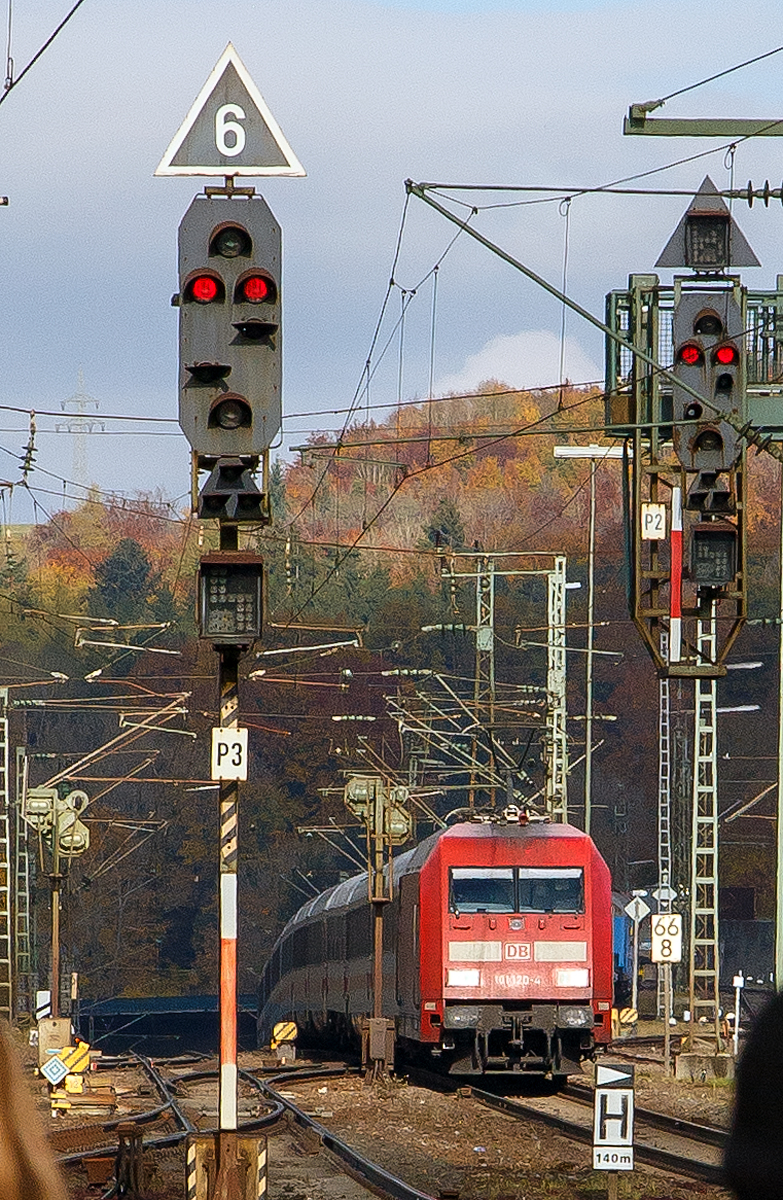 Hier sieht man sehr gut den Gefälleknick von Amstetten (Württ) die berühmte Geislinger Steige hinab, die DB 101 120-4 schiebt am 26.10.2021 einen IC die Geislinger Steige hinab in Richtung Stuttgart.