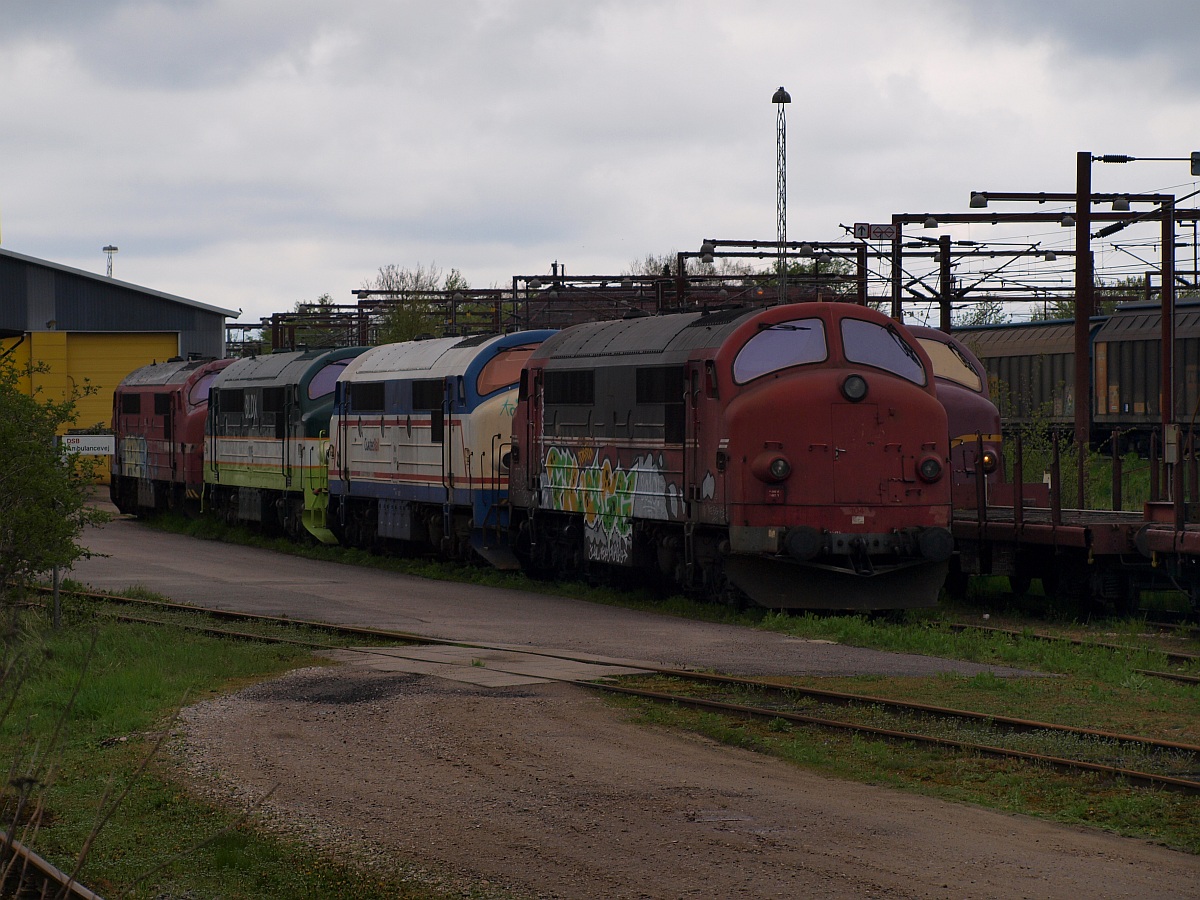 Hier stehen die MX 1010(Lokalbane),1041(Contec),1018(BLDX)und die 1017(BLDX)zusammen abgestellt in Padborg, rechts versteckt sich noch die MX 1023 der CFL Cargo. 08.05.2010