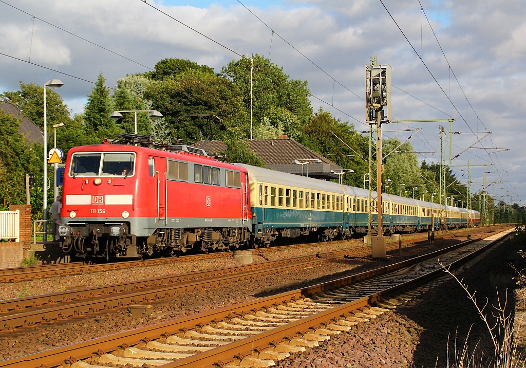 Hier steht die 111 156-6 mit dem IC 2410 im Bhf von Schleswig und konnte Dank der Abendsonne bei bestem Licht fotografiert werden. 10.08.2012