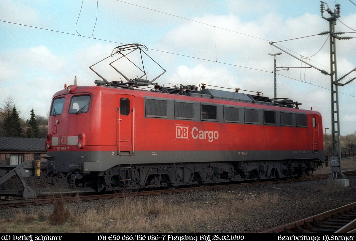 Hier steht die wohl einzige jemals in den Norden eingereiste E50, die E50 086/150 086-7 am Bhf Flensburg und wartet auf ihre  Abschiebung . Sie wurde fälschlicherweise über Rendsburg nach Flensburg geschickt und das obwohl die Hochbrücke für diesen Loktyp gesperrt war/ist. Flensburg 28.02.1999(DigiScan 011)