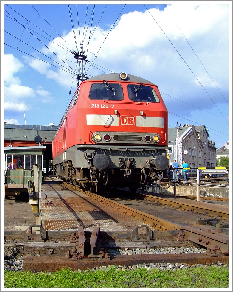 Hier war sie noch in verkehrsrot .... 
Die 218 128-7 beim Lokschuppenfest am 04.09.2010 im Sdwestflische Eisenbahnmuseum in Siegen, auf der Drehscheibe, in einer anderen Ansicht und Perspektive.
