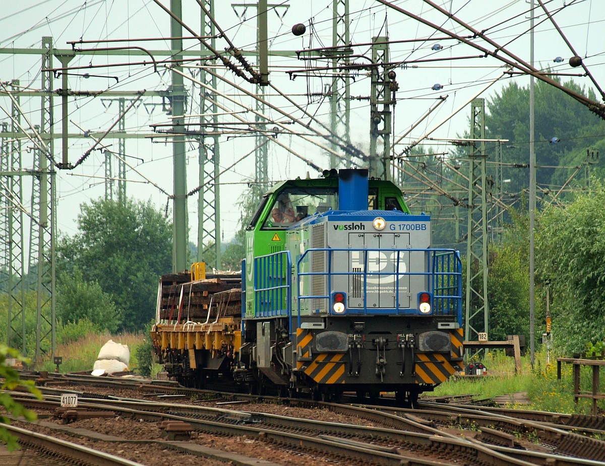 Hier war sie noch in den Vossloh Farben unterwegs...277 031-1 die inzwischen für SchweerBau fährt rangiert mit einem Bauzug im alten Gbf HH-Harburg. 08.07.2011(üaV)