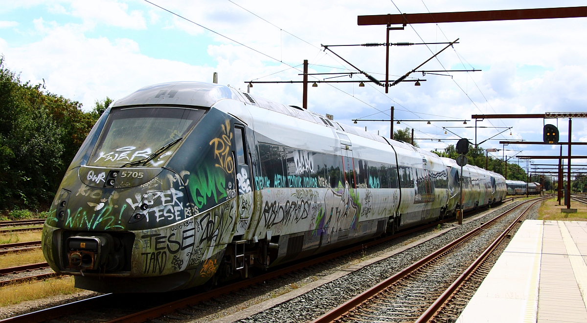 Hier wird der 2 Teil der IC2 Triebwagen die abgefahren werden sollen an den Rest des Zuges rangiert...in der Reihe sind die Triebwagen MP/FP 57/67 05,16,17,19,22 und 23. Tinglev 08.08.2022