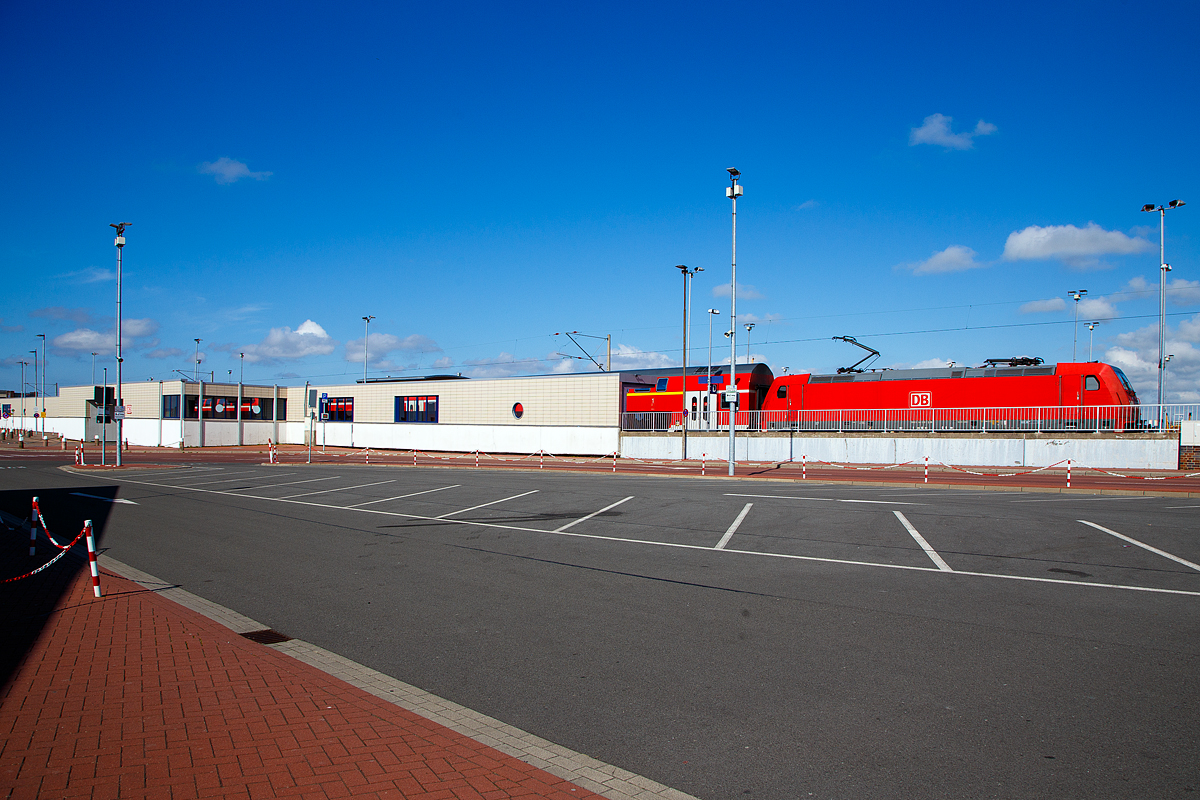 Hier wird der Endbahnhof  wieder zum Startbahnhof.....
Eine 146.2 und 7 Doppelstockwagen der DB Regio Nord steht am 30.04.2022 im Bahnhof Norddeich Mole mit dem RE 1 (Norddeich Mole – Emden - Oldenburg – Bremen – Hannover) zur Anfahrt bereit. 
