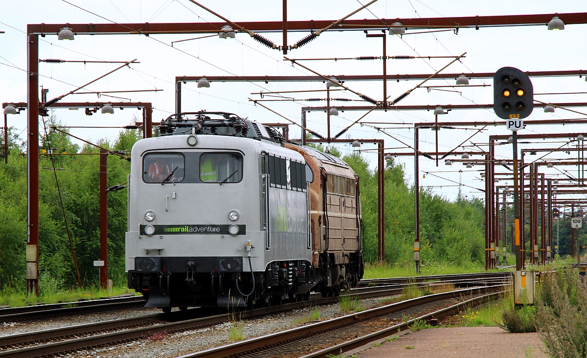 Hier wird RailAdv 139 558 von der SRP Litra MY 1148 zu ihrem  Parkplatz  rangiert. Pattburg 08.08.22