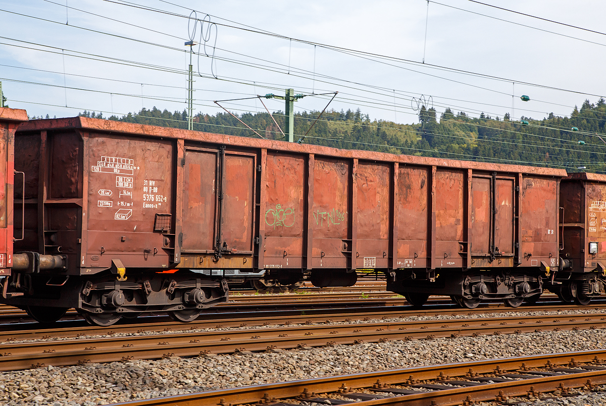 Hier zum Vergleich....
Vierachsiger offener Drehgestell-Gterwagen 31 80 5376 652-9, der Gattung Eanos-x 056, der DB Cargo AG am 03.09.2012 im Zugverband bei einer Zugdurchfahrt in Betzdorf (Sieg).

Diese Wagen der Eanos-x 056 wurden 1998 von der NS bernommen. Es handelte sich um 110 von 200 im Jahre 1988 von Talbot gelieferte, dem Eanos 052 entsprechende Fahrzeuge der NS-Bauart Eanos 201 mit und ohne Feststellbremse. Sie trugen zunchst das seinerzeitige Farbkleid der NS (blau).Im Sptsommer 2004 kamen weitere 70 Eanos-x 056 hinzu.

TECHNISCHE DATEN:
Hersteller: Talbot ab 1988 (ex NS-Wagen)
Spurweite: 1.435 mm (Normalspur)
Achsanzahl: 4 in zwei Drehgestellen
Lnge ber Puffer: 15.740 mm
Drehzapfenabstand: 10.700 mm
Achsabstand im Drehgestell: 1.800 mm
Drehgestell-Bauart: 652
Ladelnge: 14.500 mm
Ladebreite:  2.720 mm
Ladehhe: 2.100 mm
Ladeflche: 39,4 m
Laderaum:  82,5 m
Trffnung: 2 Stck 1.800  1.800 mm
Hchstgeschwindigkeit: 100 km/h (beladen) / 120 km/h (leer)
Maximales Ladegewicht ab Streckenklasse D: 66,0 t 
Maximales Ladegewicht ab Streckenklasse CE: 60,0 t
Eigengewicht: 23.250 kg
Kleinster bef. Gleisbogenradius: R 35 m
Bremse: KE-GP-A 
Handbremse: Teilweise
Intern. Verwendungsfhigkeit: RIV
