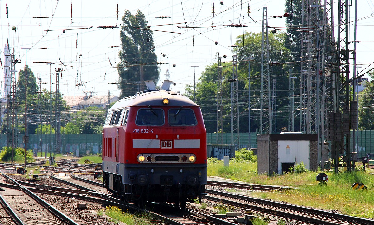 Hilfe aus Hannover für die liegengebliebenen ICE-T...218 832-4 dieselt hier langsam in den Bremer Hbf. 11.06.2022