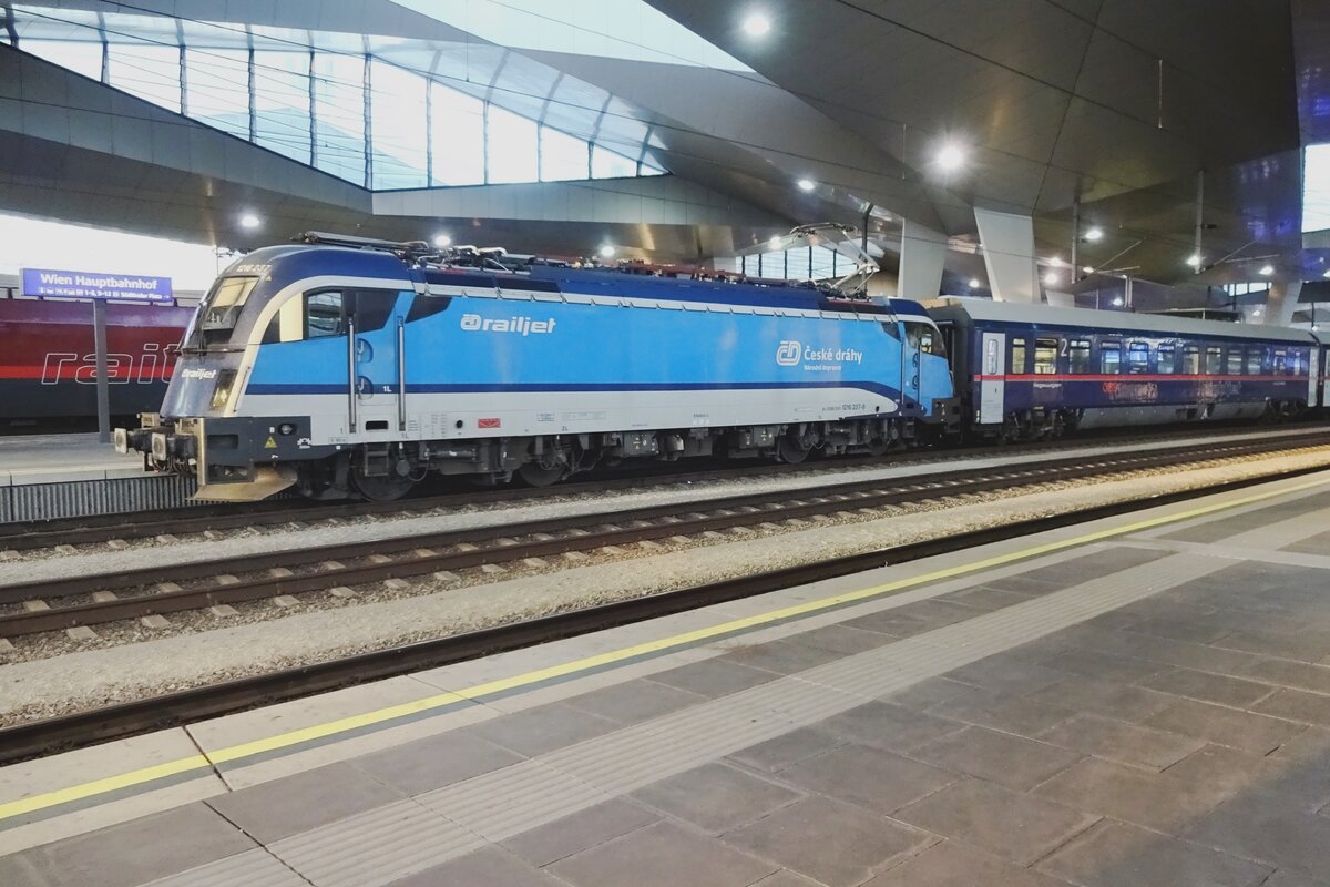 Hin-und-Her: ÖBB 1216 237 steht am 27 Augustus 2021 vor ein NightJet nach Amsterdam in Wien Hbf. Dieser Lok wurde in ÖBB-Rot abgeliefert, später an die CD vermietet für RailJet-Züge und findet sich heute zurück vor ein Nachtzug.