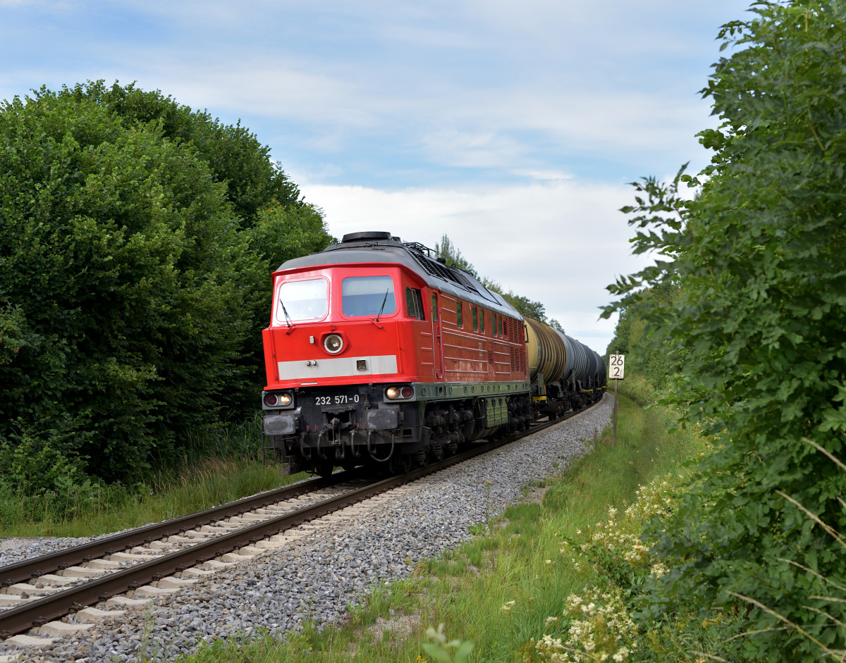 Hin und wieder hat man auch mal das Glück, eine 232 oder 233 an Güterzügen zwischen Mühldorf und München am Tage zu erhaschen.

Wenn dazu noch die altbelüftete 232 571-0 vor der Linse auftaucht, dann ist die Freude besonders groß!

Sie beförderte am frühen Abend des 11. Juli 2017 am Posten Dürnberg einen Kesselzug nach München.