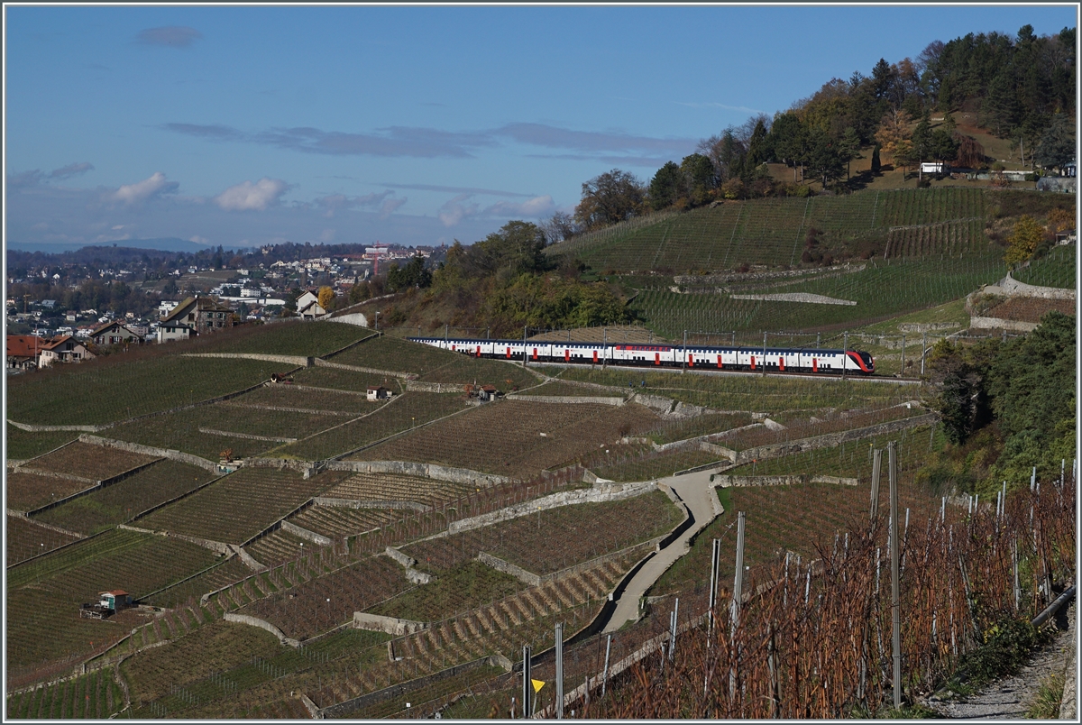 Hingegen sind auf der Ost-West Magistrale St.Gallen - Genève (via Bern) zunehmend vermehrt Twindexx Züge im Einsatz. im Bild ein IC 1 auf dem Weg von Genève nach St.Gallen zwischen Bossiere und Grandvaud. 

12. Nov. 2020
