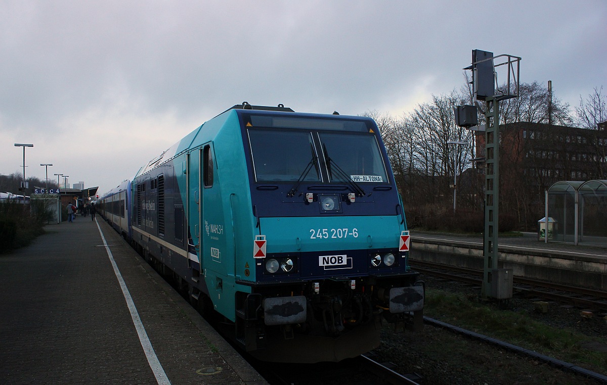 Hinten an der NOB nach Westerland hing die  kalte  1245 207-6 die den zug dann ab Westerland wieder bernahm und nach Hamburg brachte. Husum 19.12.2015