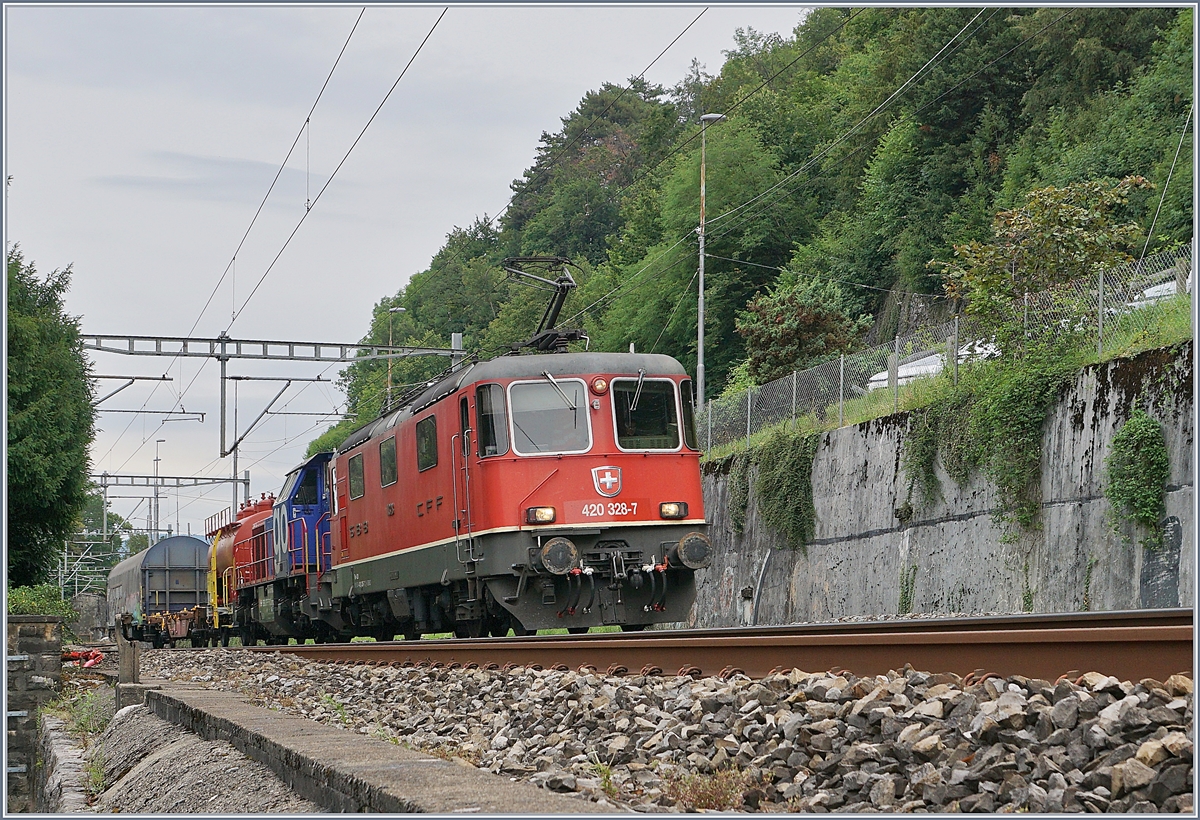 Hinter dem Château de Chillion (welches hier nicht zu sehen ist) verläuft die Simplon Strecke von Lausanne nach Brig. Bei Bau wurde ernsthaft darüber nachgedacht, das Château de Chillon abzutragen und den Baustein für den Eisenbahnbahn zu verwenden! Im Bild die SBB Re 4/4 II 11328 (Re 420 328-7) mit einem kurzen Güterzug auf der Fahrt in Richtung Wallis.

15. Juli 2020