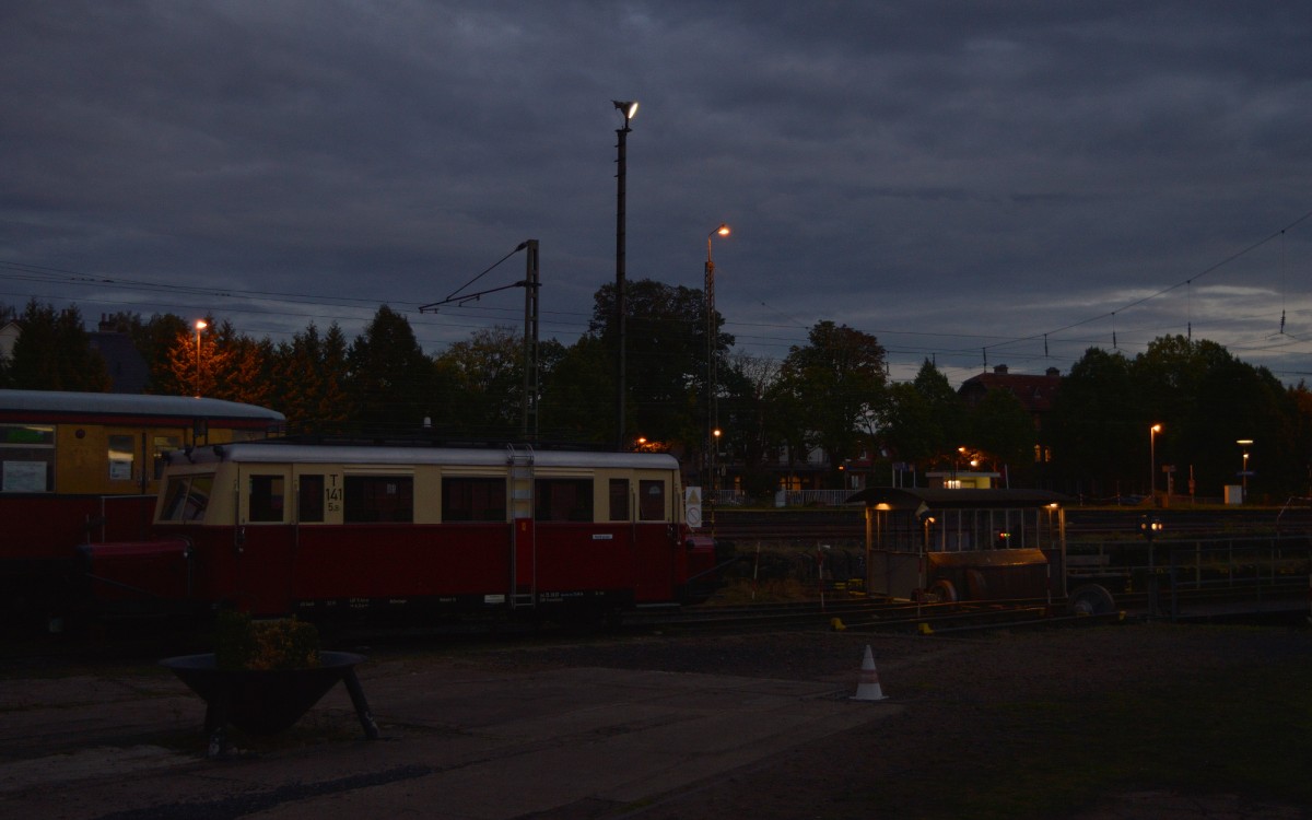 Hinter der Drehscheibe durfte sich der Wismarer Schienenbus am 19.09.2015 im Eisenbahnmuseum Darmstadt-Kranichstein ausruhen.