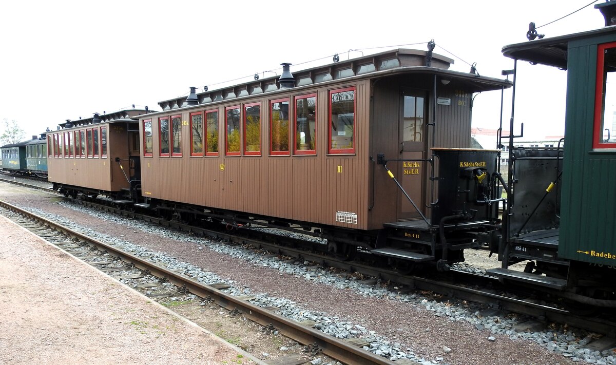 Historische Schmalspur-Personenwagen BCC der K.Sächs.StsEB 325 K und 343 K in Radebeul Ost am 11.04.2016.
