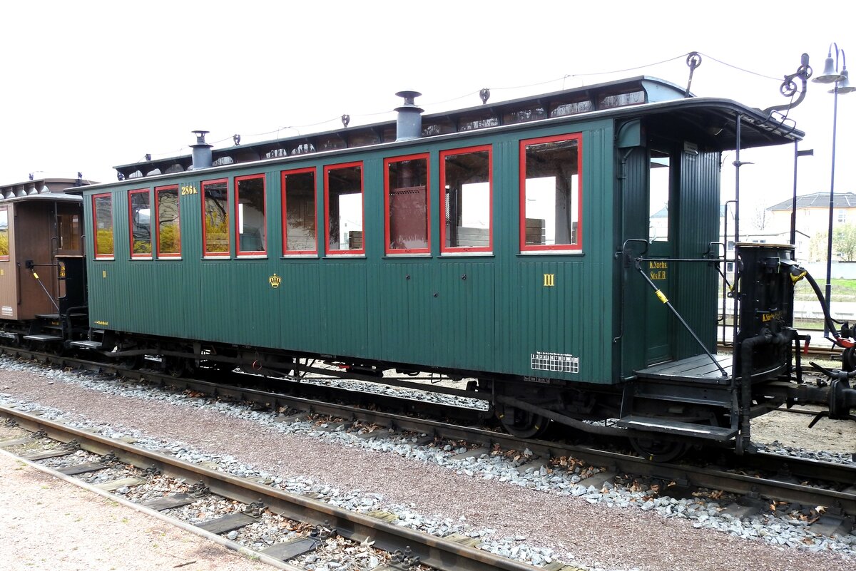 Historischer Schmalspur-Personenwagen BCC der K.Sächs.StsEB 286 K in Radebeul Ost am 11.04.2016.