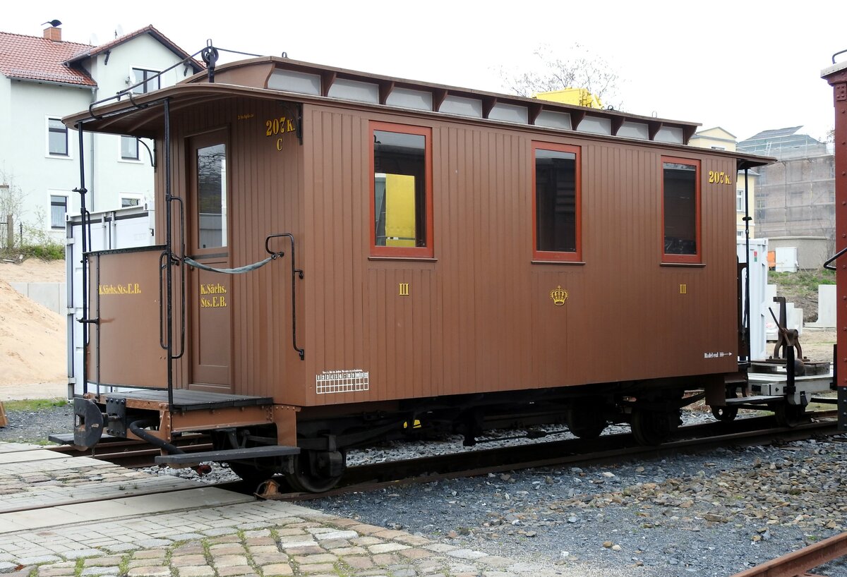 Historischer Schmalspur-Personenwagen C der K.Sächs.StsEB 207 K in Radebeul Ost am 11.04.2016.