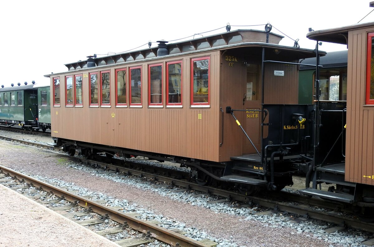 Historischer Schmalspur-Personenwagen CC der K.Sächs.StsEB 325 K in Radebeul Ost am 11.04.2016.