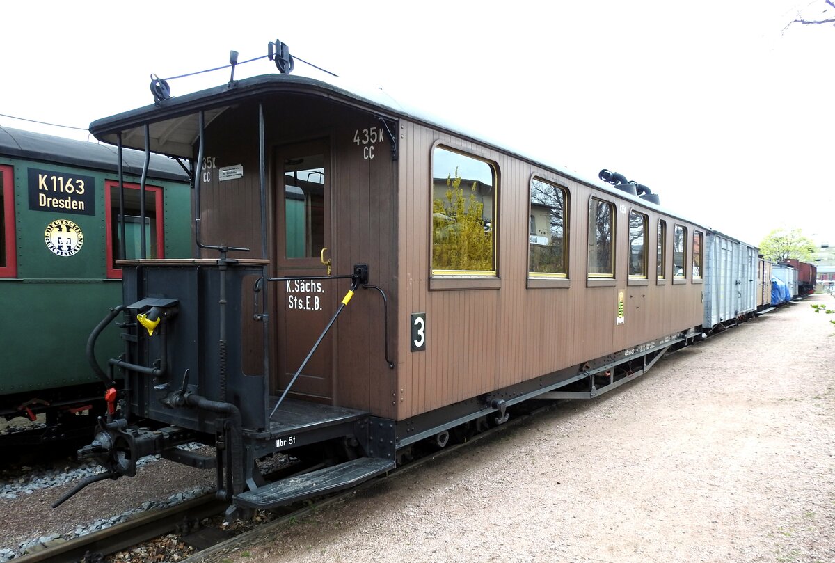 Historischer Schmalspur-Personenwagen CC der K.Sächs.StsEB 435 K 970-237 in Radebeul Ost am 11.04.2016.