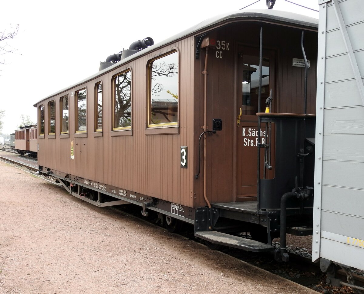 Historischer Schmalspur-Personenwagen CC der K.Sächs.StsEB 435 K 970-237 in Radebeul Ost am 11.04.2016.