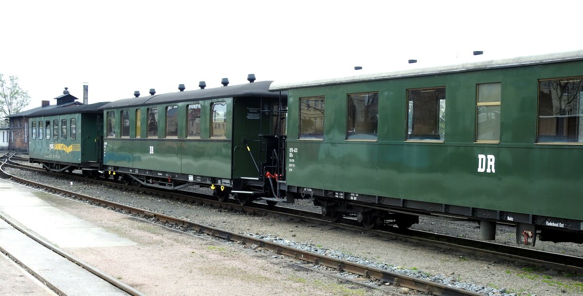 Historischer Schmalspur-Personenwagen KB4 970-433 der K.Sächs.StsEB in Radebeul Ost am 11.04.2016.