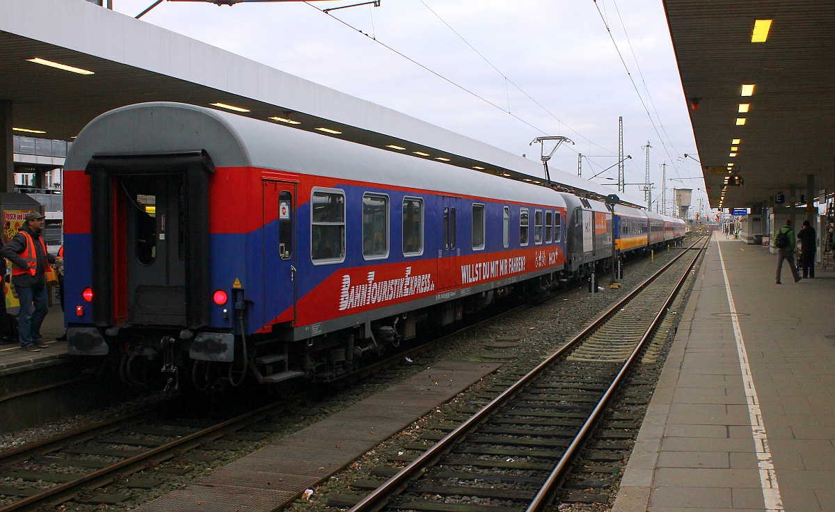 HKX Testzug bei der Arbeit...ge�bt werden u.a Rangiert�tigkeiten. Der Zug Bestand aus dem BDomsb055 56 80 84-054-5 D-BTEX(REV/894/06.03.08, Verl/NN/05.03.16 der in Zukunft in der Wagenmitte mitl�uft zwecks Fahrrad/Rollstuhl/Rolllator und Kinderwagenbef�rderung, der ES64U2-036, einem Bimdz268.9/56 80 84-90 702-7 D-BTEX(REV/AN X/07.05.10)in NS Farben, einem Bcm028/56 80 50-80 846-4 D-BTEX(REV/SFWD/17.04.09), einem Bvcmz248-1/56 80 50-71 001-7(REV/ALA/23.12.10), einem WGmz038.8/56 80 89-90 674-3 D-BTEX(Unt/ANX /03.03.08, Verl/NN/02.03.16) und dem Bvcmz248.1/56 80 70-71 003-3 D-BTEX(Unt/RB/13.06.12). Hamburg-Altona 10.12.2015