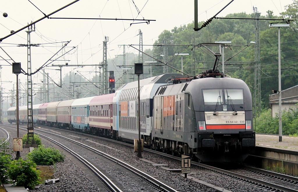 HKX/OLA 182 530-6/ES64U2-030 mit dem bunten HKX 1801 verlässt hier HH-Harburg Richtung Köln. 29.06.2013