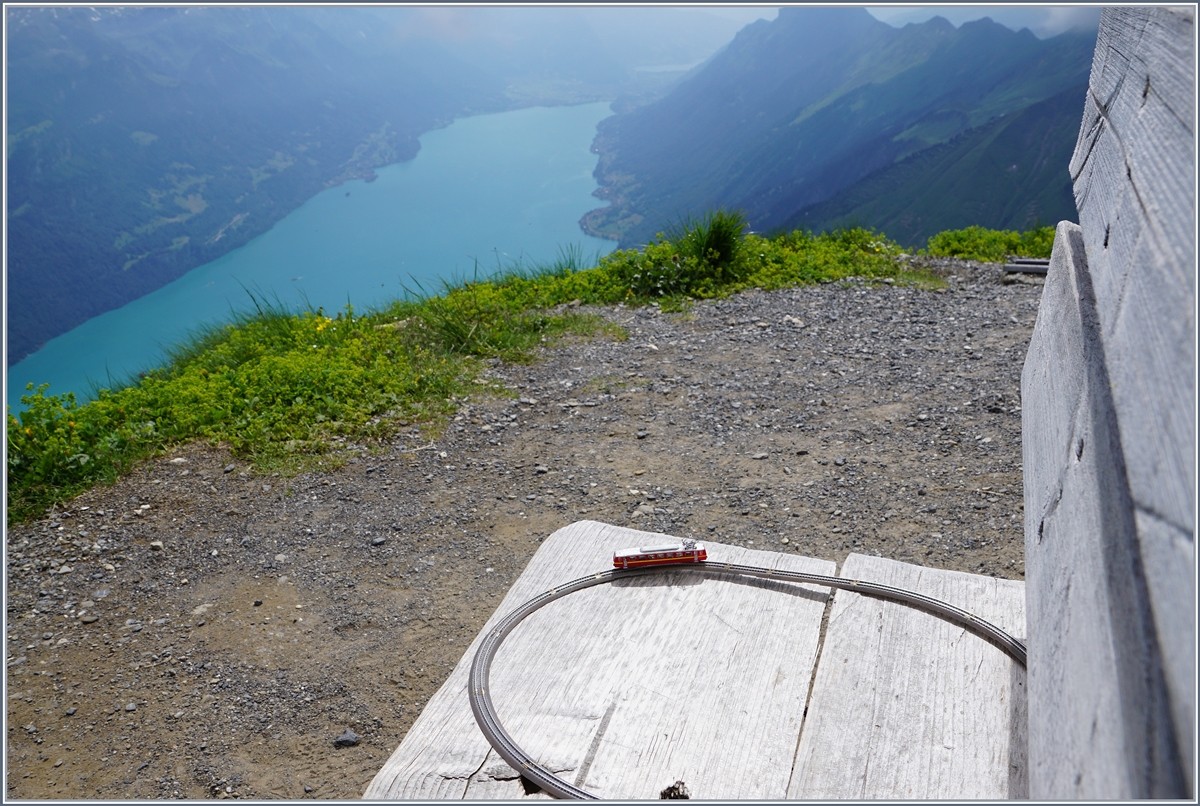 Hoch oben über dem Brienzersee, auf dem Brienzer Rothorn, auf gut 2300 müM, dreht der kleine BVB Bhe 2/4 24 seine Runden. 
Modellbahn auch höchstem Niveau...
7. Juli 2016