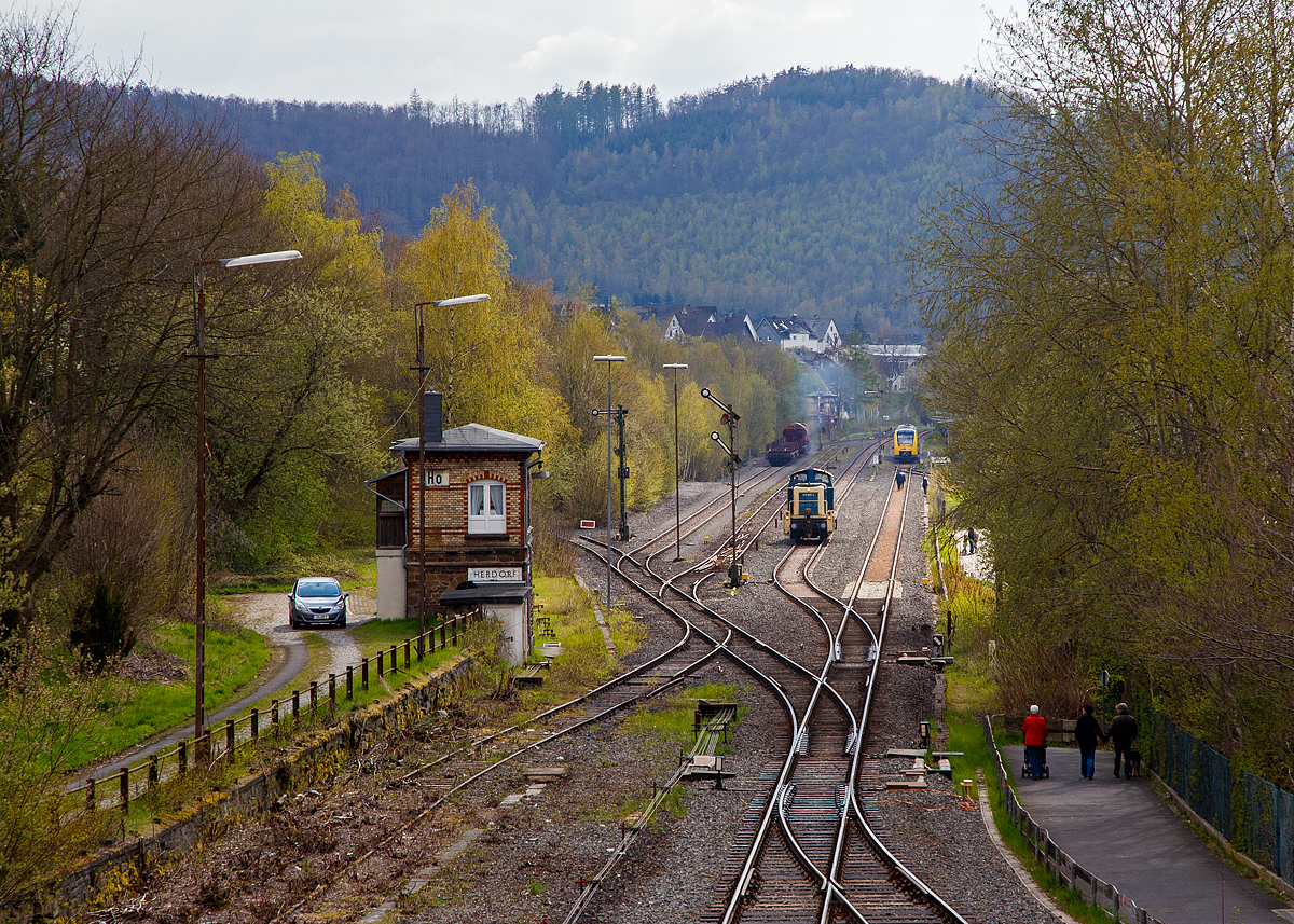 Hochbetrieb im Bahnhof Herdorf am 30.04.2021:
Nun kann die V 90  - 295 095-4 (98 80 3295 095-4 D-MZE) der Schütz GmbH & Co. KGaA (Selters), eingestellt durch MZ Eisenbahndienstleistungen (Manuel Zimmermann, Hellenhahn (Westerwald), losfahren und hat Hp 2 „Langsamfahrt“,  da der VT 507 der HLB in den Bahnhof eingefahren ist und das Gleis frei ist.

Links das Weichenwärter Stellwerk Herdorf Ost (Ho). Ganz hinten im Bild auf Gleis 4 (beim Stellwerk Herdorf Fahrdienstleiter) wartet ein kurzer Übergabezug der KSW (Kreisbahn Siegen-Wittgenstein) auf die Fahrt nach Betzdorf, wobei dies noch über 10 Minuten dauern wird, da erst der HLB VT Betzdorf erreicht haben muss (der Blockabstand ist Betzdorf – Herdorf).

Lebenslauf der V90:
Die Lok wurde 1978 von MaK (Maschinenbau Kiel) unter der Fabriknummer 1000768 gebaut und als 291 095-8 an Deutsche Bundesbahn geliefert. Nach dem Umbau auf Funkfernsteuerung im Jahr 2003 durch DB Fahrzeuginstandhaltung GmbH in Cottbus erfolgte die Umzeichnung DB 295 095-4. Die Ausmusterung bei der DB AG erfolgte 2013 und sie wurde an die Railsystems RP GmbH verkauft (98 80 3295 095-4 D-RPRS). 2015 ging sie dann an die A.V.G. Ascherslebener Verkehrsgesellschaft mbH (98 80 3295 095-4 D-ASLVG) und seit 2019 ist sie bei der Schütz GmbH & Co. KGaA in Selters (Westerwald).

Die Loks der BR 295 (ehemals BR 291) haben MaK (hauseigenen) 8-Zylinder-Reihenmotor mit Abgasturbolader vom Typ 8M 282 AKB. Die V 90 der Baureihen 290, 294 und 296 haben dagegen einen MTU-Motor.