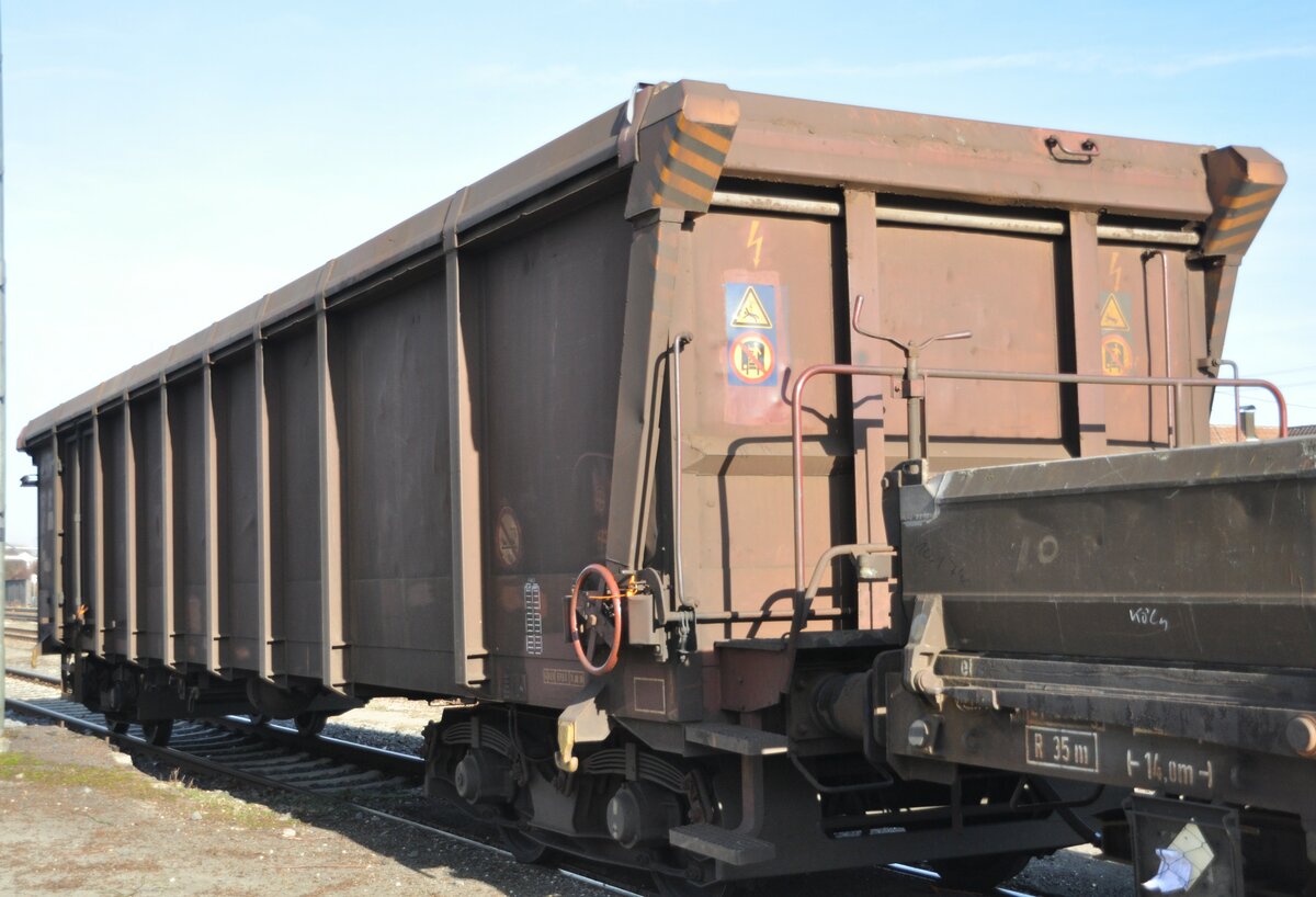 Hochbordwagen mit Rolldach Tamns 893  1 RIV 80 D-DB 0806 305-5 in V�hringen am 18.01.2012.