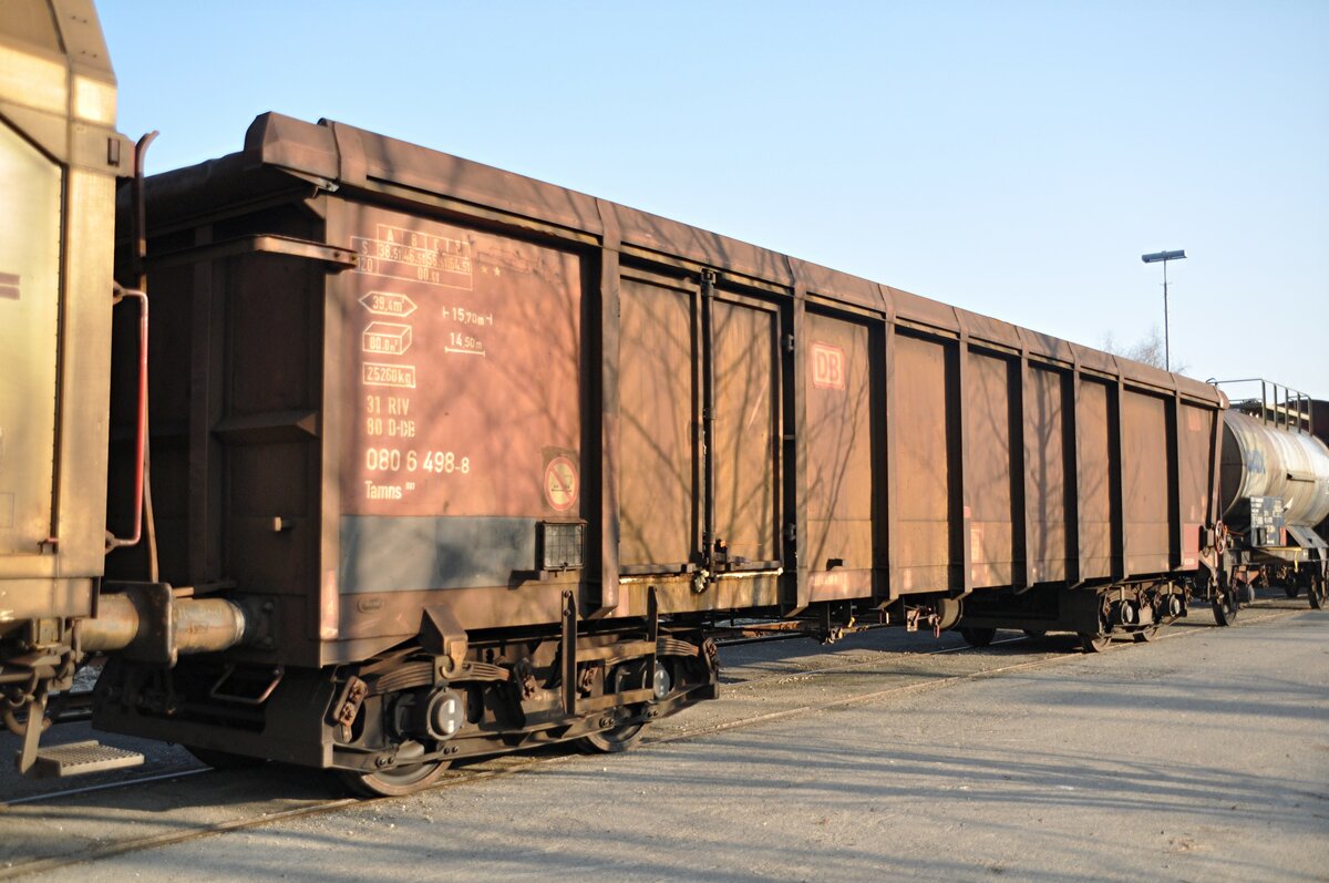 Hochbordwgen mit Regenschutz Tamns 833  31 RIV 80 D-DB 0 806 498-8 in V�hringen am 02.03.2012.